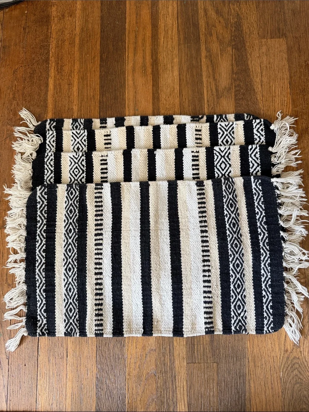 🍴Set of 4 black/cream patterned rectangular placemats.